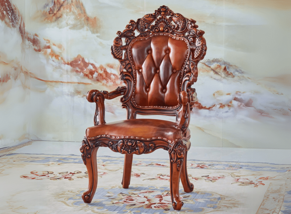 Ghế Có Tay Tân Cổ Điển GVC103-NT được chụp chính diện, nổi bật với khung gỗ sồi tự nhiên màu nâu đỏ được chạm khắc hoa văn…
