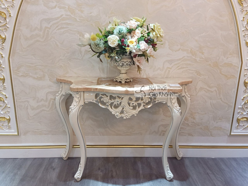 Kệ trang trí mặt đá KC8801H-2 được chụp chính diện, tập trung vào kiểu dáng cong mềm mại của bốn chân kệ và phần yếm được…