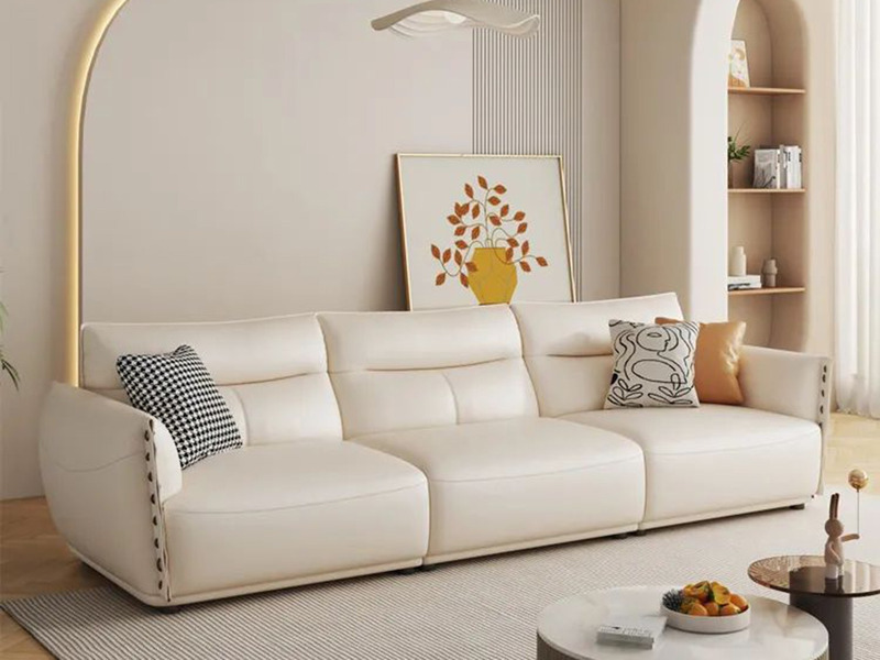 Sofa băng SFA40-4 ba chỗ ngồi, chụp chính diện trong không gian phòng khách hiện đại. Ghế có thiết kế tối giản, bọc da màu…