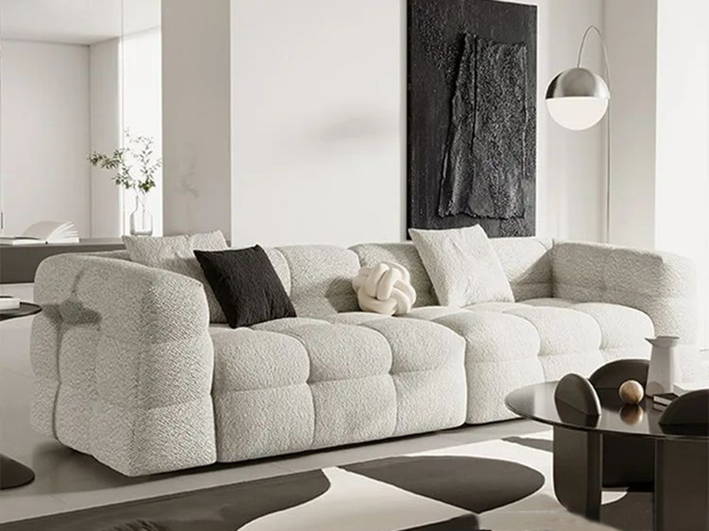Sofa băng SFA41-4 màu trắng ngà, bọc vải lông cừu mềm mại, được chụp từ góc hơi chếch phía trước. Ghế có thiết kế hiện đại…