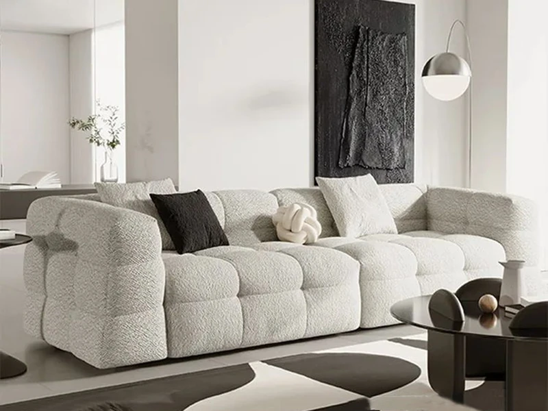 Sofa băng SFA41-4 màu trắng ngà, bọc vải lông cừu mềm mại, được chụp từ góc hơi chếch phía trước. Ghế có thiết kế hiện đại…