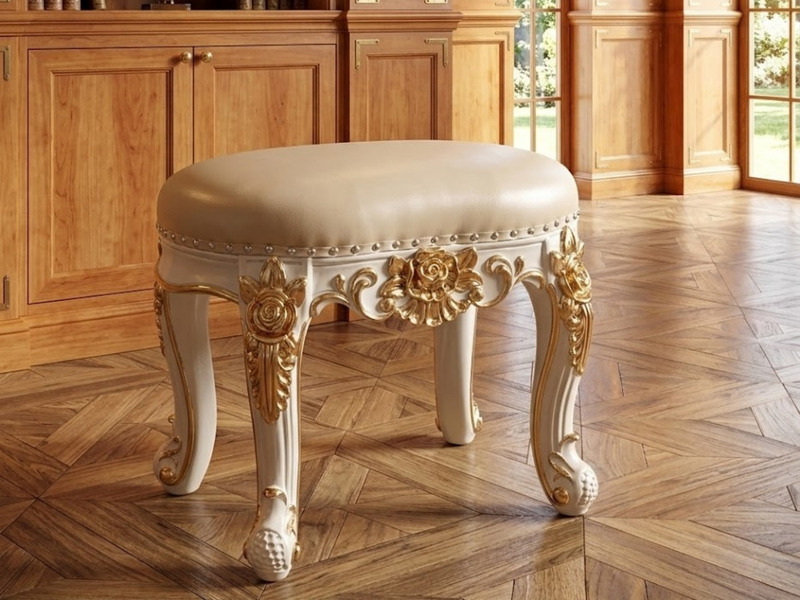 Ghế đôn sofa GT02 tân cổ điển, chụp chính diện trên sàn gỗ. Đệm bọc da bò tự nhiên màu kem nhạt, viền đệm đinh tán. Khung…