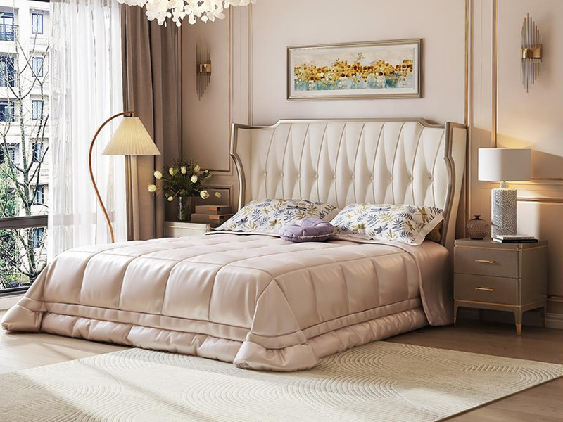 Giường ngủ King size phong cách American style sang trọng, được chụp chính diện trong một phòng ngủ ấm cúng. Đầu giường ca…