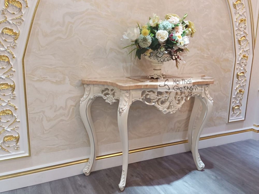 Kệ trang trí mặt đá KC8801H-2 được chụp ở góc hơi nghiêng, làm nổi bật mặt đá Hồng ngọc long nhân tạo với vân mây tự nhiên…