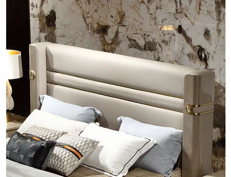 Cận cảnh đầu giường bọc da cao cấp GIQF827-18 màu be, nổi bật với các đường may ngang và dải trang trí họa tiết ở giữa, tạ…