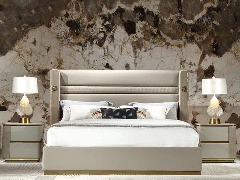 Giường ngủ bọc da cao cấp GIQF827-18 nhìn chính diện, đặt trong phòng ngủ phong cách luxury. Đầu giường cao bọc da màu be…