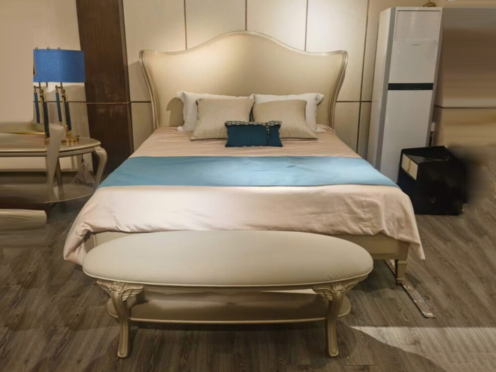 Giường ngủ GI803-18 phong cách Mỹ được chụp từ phía chân giường, thể hiện tổng thể sản phẩm trong không gian phòng ngủ. Gi…