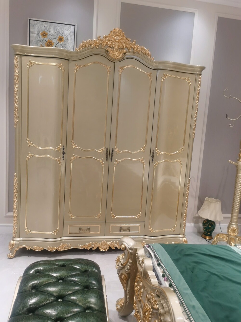 Hình ảnh tổng thể tủ quần áo 4 cánh TU990-20 trong phòng ngủ, chụp từ góc hơi chếch, cho thấy rõ hơn sự hài hòa của tủ với…