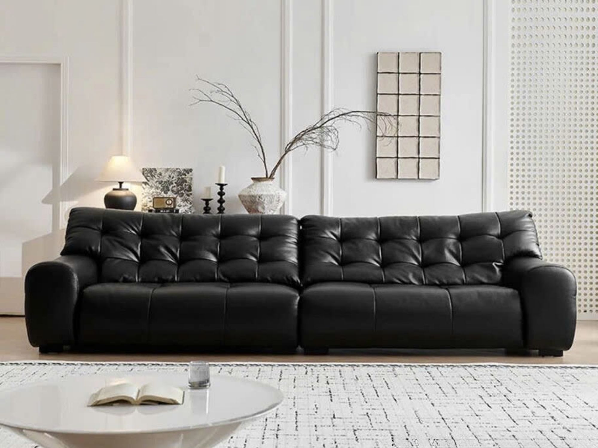 Sofa băng SF-HY02-30 màu đen, chụp chính diện trong không gian phòng khách hiện đại. Ghế có thiết kế tối giản với các múi…