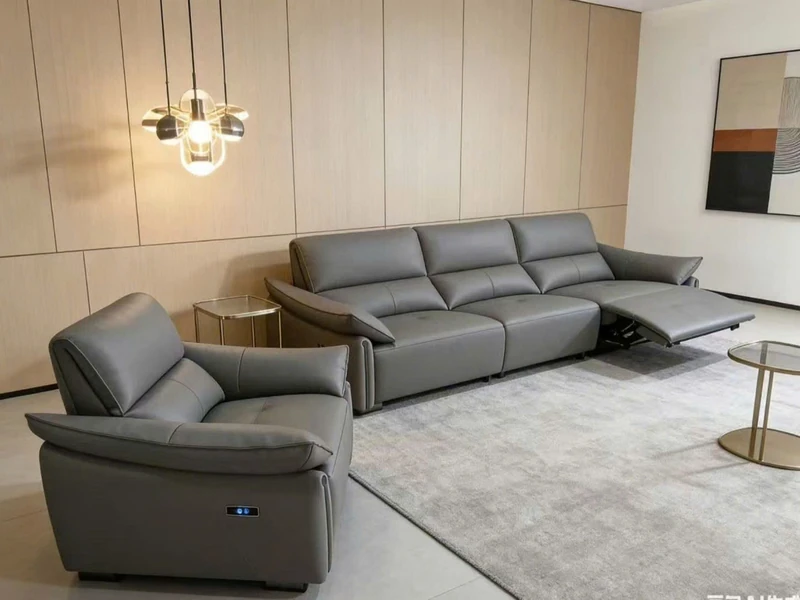 Bộ sofa băng điện SF-B8179-13 màu xám đậm, gồm một ghế đơn và một băng ba chỗ, được chụp từ góc nhìn chéo phía trước. Băng…