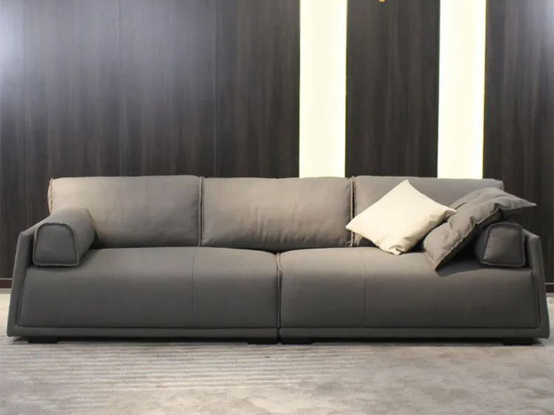 Sofa băng SFA26-4 hiện đại, màu xám đậm, được chụp chính diện trong không gian phòng mẫu. Ghế có thiết kế tối giản với ba…