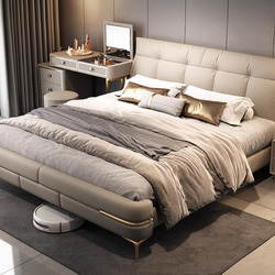 Giường ngủ bọc da cao cấp GI5361-18 được chụp từ góc chếch, cho thấy tổng thể giường với đầu giường bọc da màu be có các đ…