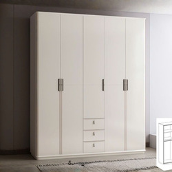 Tủ áo hiện đại 5 cánh TU6815-5 màu trắng kem, chụp chính diện trong phòng ngủ. Tủ có thiết kế tối giản với các đường nét b…