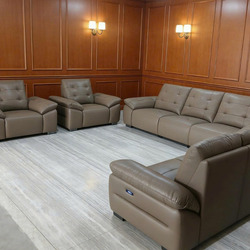 Bộ sofa điện SF-B8170-1123 màu nâu xám nhạt, bao gồm hai ghế đơn, một ghế đôi và một ghế ba, được sắp xếp trong một phòng…
