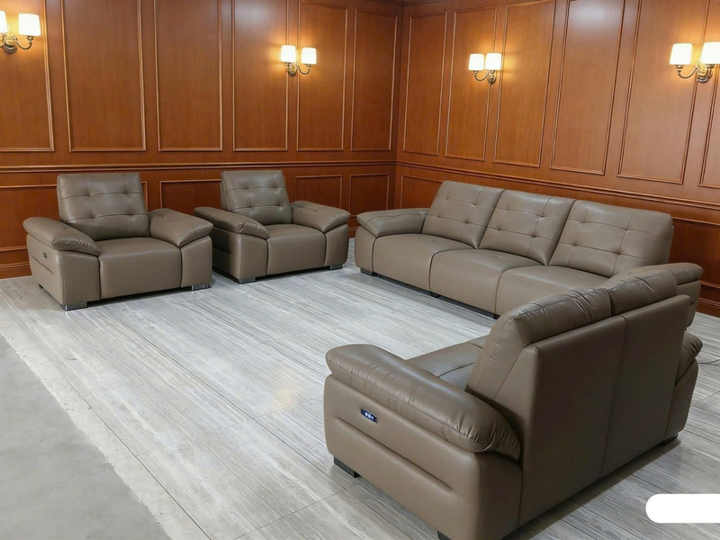 Bộ sofa điện SF-B8170-1123 màu nâu xám nhạt, bao gồm hai ghế đơn, một ghế đôi và một ghế ba, được sắp xếp trong một phòng…