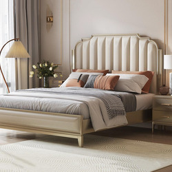 Giường ngủ cỡ lớn GI619003-20 phong cách Mỹ, chụp chính diện trong phòng ngủ sang trọng. Đầu giường bọc da màu kem với các…