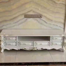 Kệ tivi tân cổ điển KTA19-18 màu trắng ngọc trai, chụp chính diện, nổi bật với mặt gỗ tự nhiên và khung gỗ Sồi OAK. Kệ có…