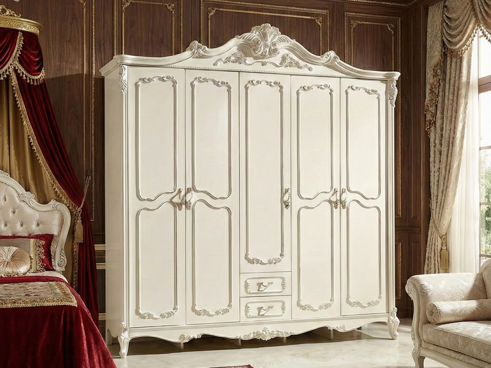 Tủ quần áo 5 cánh tân cổ điển màu trắng ngọc trai, chụp góc nghiêng nhẹ từ phải sang, đặt trong phòng ngủ ấm cúng với rèm…
