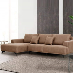 Một chiếc sofa góc phải hiện đại SF8037-Lex30 màu nâu be, được chụp từ góc hơi chếch phía trước, đặt trong không gian phòn…