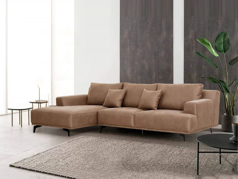 Một chiếc sofa góc phải hiện đại SF8037-Lex30 màu nâu be, được chụp từ góc hơi chếch phía trước, đặt trong không gian phòn…