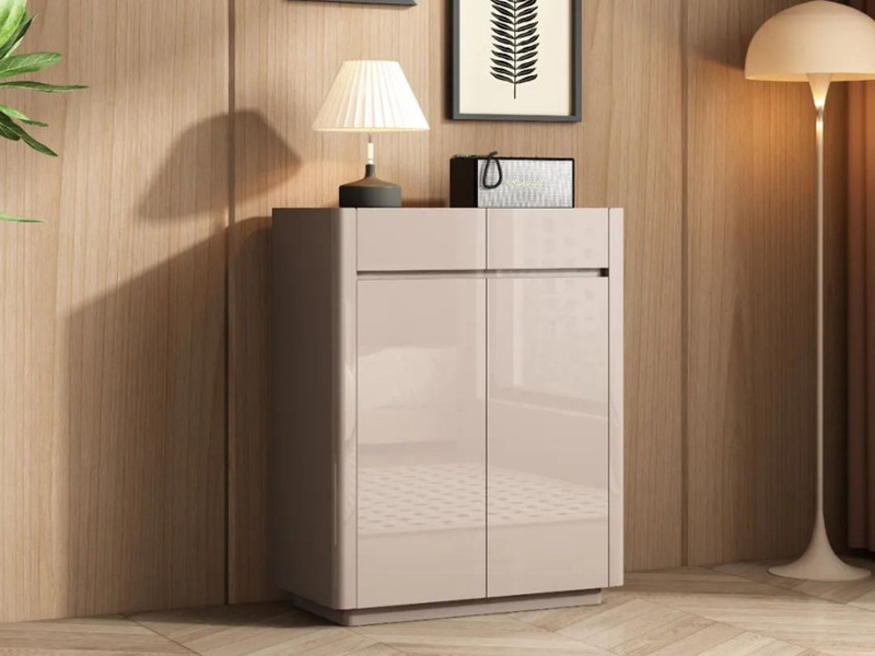 Tủ giầy TD6201 hiện đại, màu be sáng bóng, chụp chính diện trong không gian tiền sảnh. Tủ có một ngăn kéo nhỏ phía trên và…