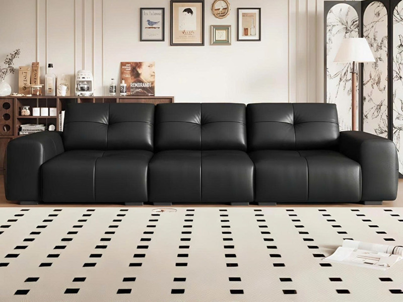 Sofa băng 3 chỗ màu đen, chụp chính diện trong không gian phòng khách hiện đại. Ghế có thiết kế tối giản với đệm ngồi và t…