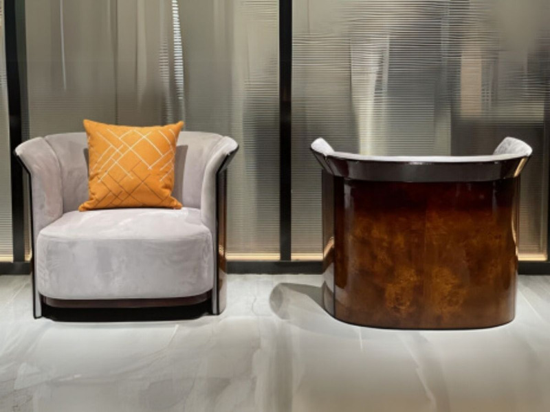 Ghế thư giãn Luxury GTG1 được chụp chính diện, nổi bật với thiết kế hiện đại và sang trọng. Ghế bọc da bò tự nhiên màu xám…