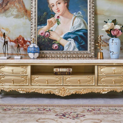 Kệ tivi tân cổ điển KT801-24 được chụp chính diện, nổi bật với khung gỗ Sồi OAK tự nhiên sơn Lacker màu vàng đồng sang trọ…