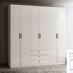 Tủ quần áo 6 cánh màu trắng kem, phong cách tân cổ điển, được chụp chính diện trong một phòng ngủ hiện đại. Tủ có sáu cánh…