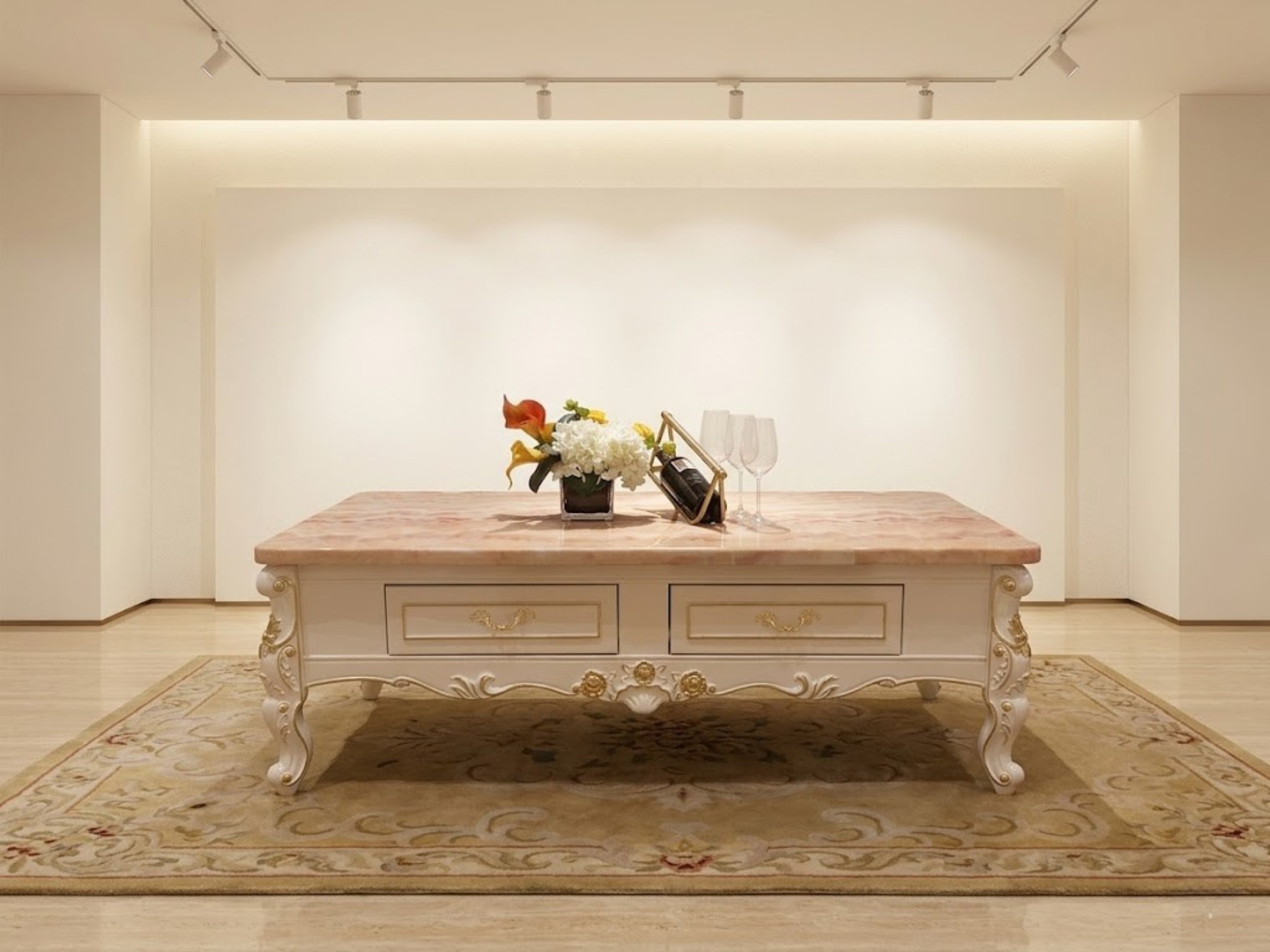 Bàn trà Rosavelle BT007-15 được trưng bày trong không gian showroom rộng rãi của Nội Thất Gia Khánh, với ánh sáng tập trun…