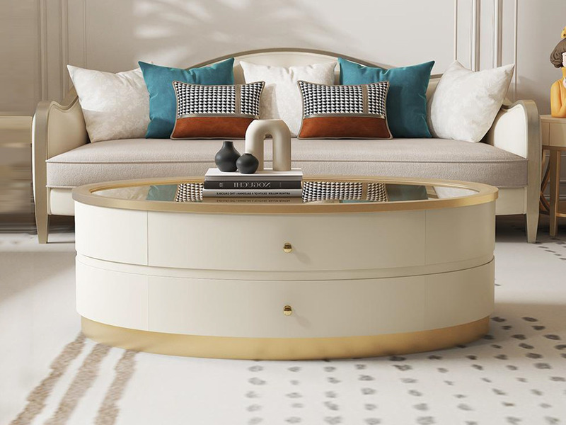 Bàn trà hình oval mã BT619052-138 được chụp cận cảnh từ góc chính diện, nổi bật với tông màu trắng kem chủ đạo, mặt kính m…
