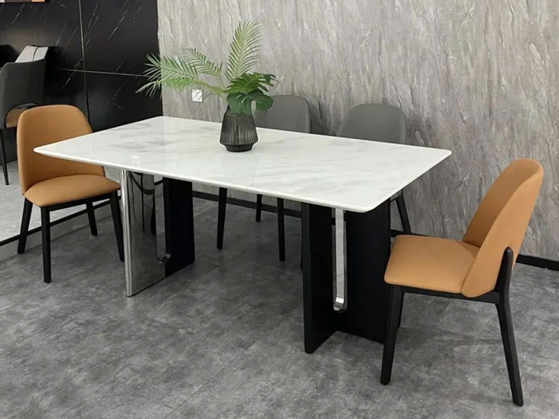 Bàn ăn hiện đại BAQ59-18 được chụp từ góc hơi cao, cho thấy mặt bàn hình chữ nhật màu trắng vân đá Fendi sang trọng. Chân…
