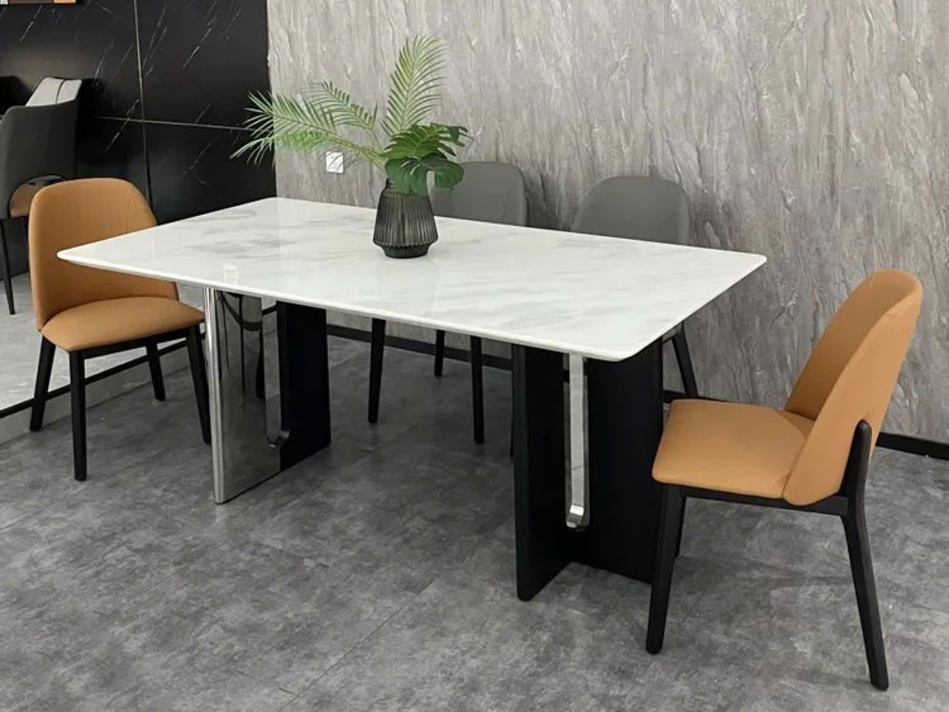 Bàn ăn gỗ sồi mặt sang trọng 1m8 sau khi đánh bóng bảo dưỡng định kỳ