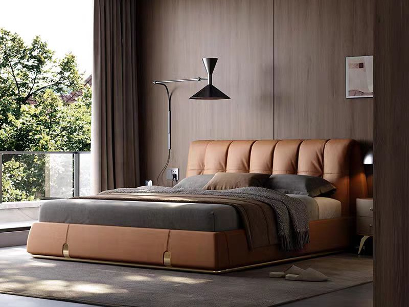 Giường ngủ bọc da cao cấp GI5367-18 được chụp từ góc chếch bên phải, cho thấy toàn bộ giường và không gian phòng ngủ hiện…