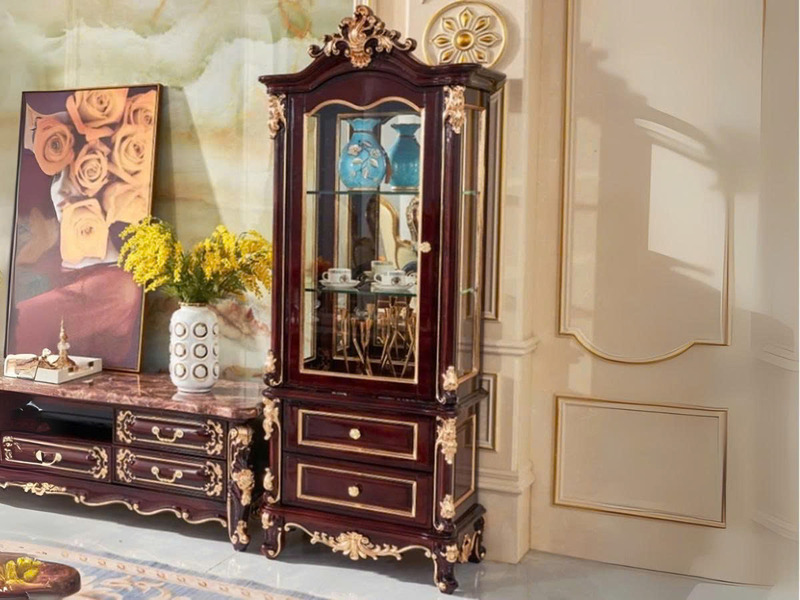 Tủ rượu 1 cánh TR01-1 phong cách tân cổ điển, màu nâu đỏ với các chi tiết chạm khắc hoa văn vàng đồng tinh xảo, được đặt t…