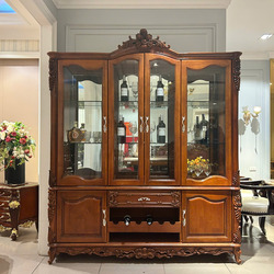 Tủ rượu 4 cánh TR1701-4 chụp chính diện, đặt trong không gian showroom của Gia Khánh. Tủ có phần trên là 4 cánh kính cong…