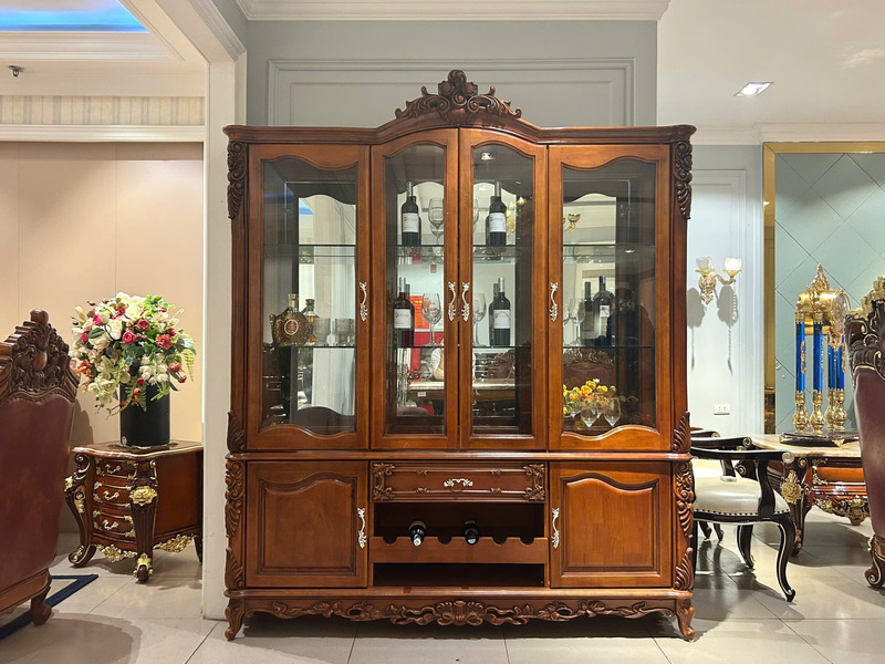 Tủ rượu 4 cánh TR1701-4 chụp chính diện, đặt trong không gian showroom của Gia Khánh. Tủ có phần trên là 4 cánh kính cong…