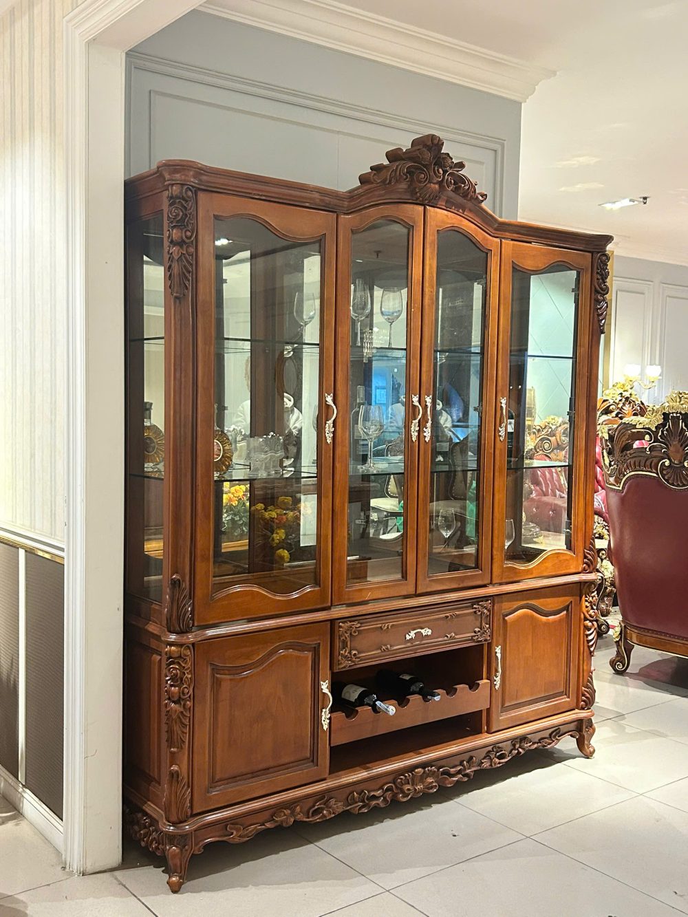 Tủ rượu 4 cánh TR1701-4 chụp góc nghiêng từ bên trái, cho thấy rõ hơn cấu trúc tổng thể và sự cân đối của sản phẩm. Ánh sá…