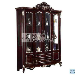 Tủ rượu 4 cánh tân cổ điển màu nâu nho, chụp chính diện trên nền trắng. Tủ có phần đỉnh chạm khắc hoa văn tinh xảo, các cá…