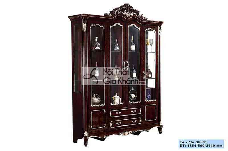 Tủ rượu 4 cánh tân cổ điển màu nâu nho, chụp chính diện trên nền trắng. Tủ có phần đỉnh chạm khắc hoa văn tinh xảo, các cá…