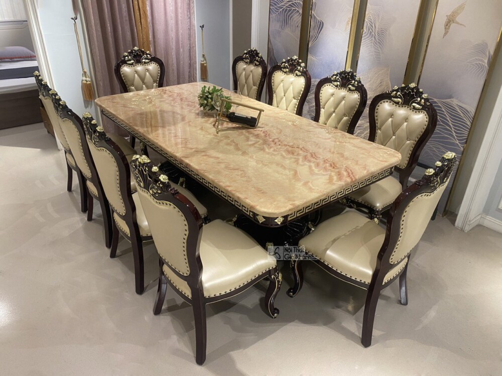 Toàn cảnh bộ bàn ăn tân cổ điển gồm bàn đá marble màu kem vân nâu và tám ghế ăn GA-E68, tạo nên một không gian phòng ăn đẳ…