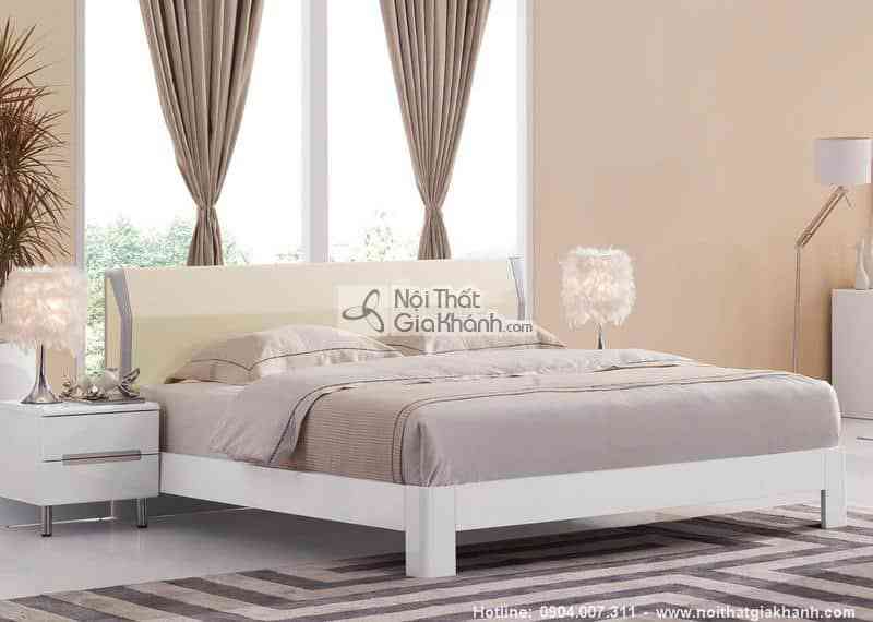 Giường ngủ khung trắng, đầu giường bọc màu kem kê cạnh tủ đầu giường trắng