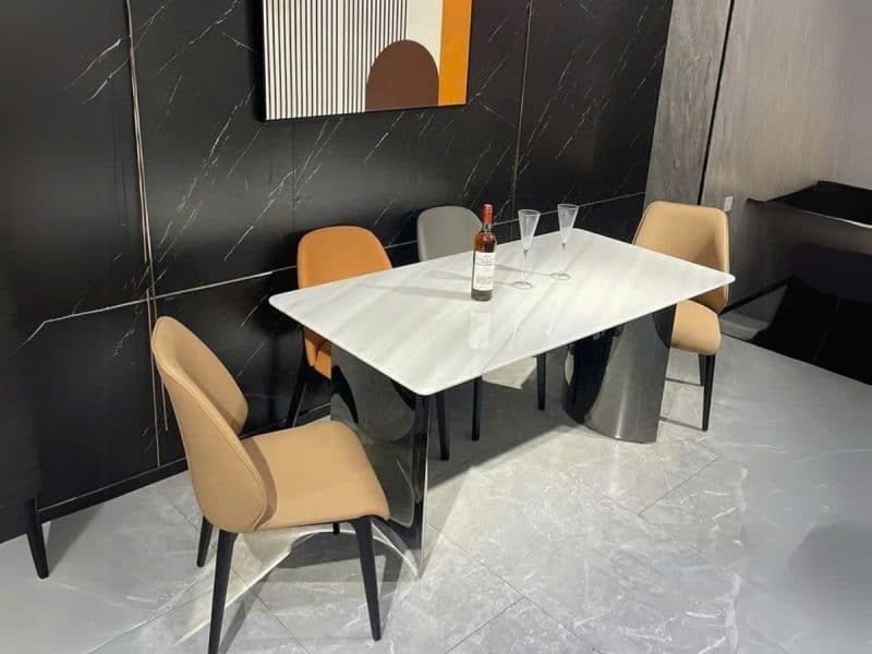 Bàn ăn 1m6 mặt đá BAQ19-16 phong cách hiện đại, nhìn từ góc chính diện hơi chếch sang phải. Mặt bàn hình chữ nhật bo góc…