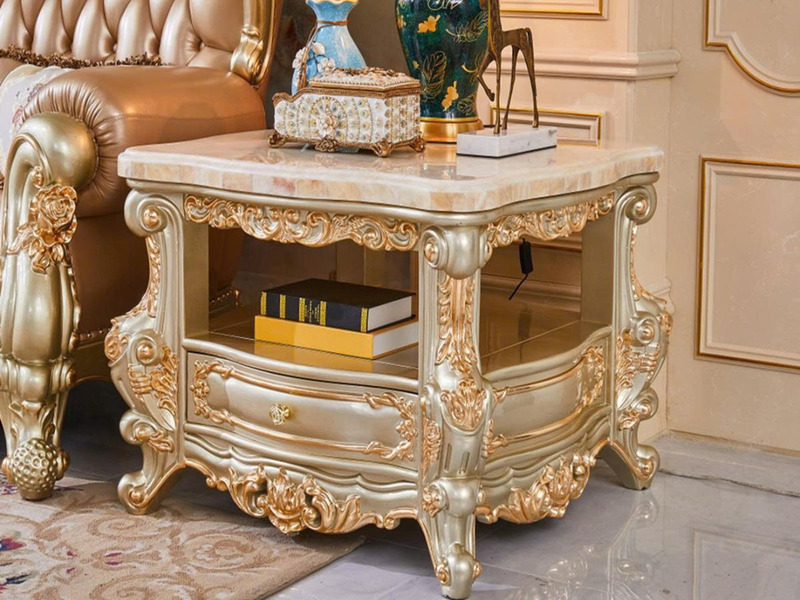 Bàn trà vuông phong cách tân cổ điển, chụp cận cảnh từ góc chếch. Bàn có mặt đá tự nhiên màu trắng vân vàng, khung gỗ Sồi…
