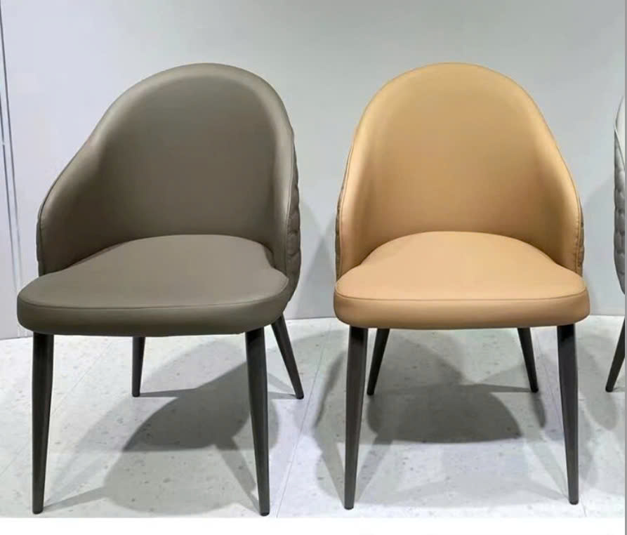 Cặp ghế ăn hiện đại GA479 được chụp cận cảnh từ phía trước, nổi bật với thiết kế tối giản và đường cong mềm mại. Một chiếc…