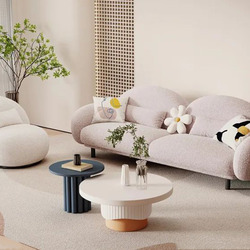 Sofa băng SFA46-3 và ghế thư giãn phong cách hiện đại được chụp từ góc hơi chếch, cho thấy toàn bộ bố cục phòng khách. Băn…