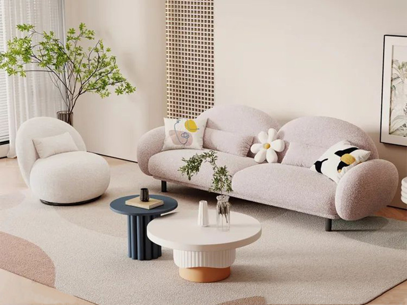 Sofa băng SFA46-3 và ghế thư giãn phong cách hiện đại được chụp từ góc hơi chếch, cho thấy toàn bộ bố cục phòng khách. Băn…