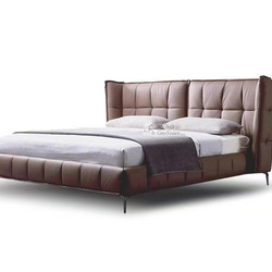Giường ngủ bọc da BJC2106-18 được chụp từ góc hơi chếch phía trước, nổi bật với thiết kế hiện đại và sang trọng. Đầu giườn…