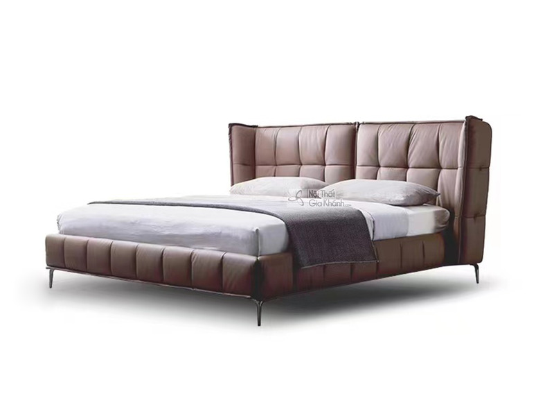Giường ngủ bọc da BJC2106-18 được chụp từ góc hơi chếch phía trước, nổi bật với thiết kế hiện đại và sang trọng. Đầu giườn…