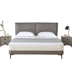 Giường ngủ bọc da GIBJ020-18 phong cách hiện đại, chụp chính diện. Đầu giường cao, bọc da màu xám lông chuột với đường may…